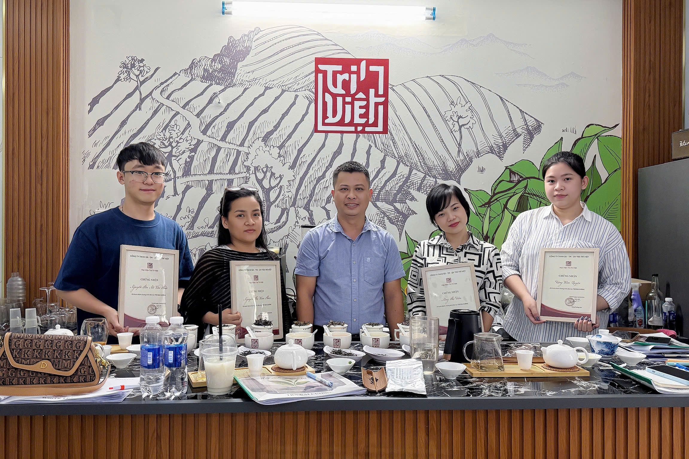 Học viên lưu lại khoảnh khắc hoàn thành khóa “Trà đại cương” ngày 26/08/2026.