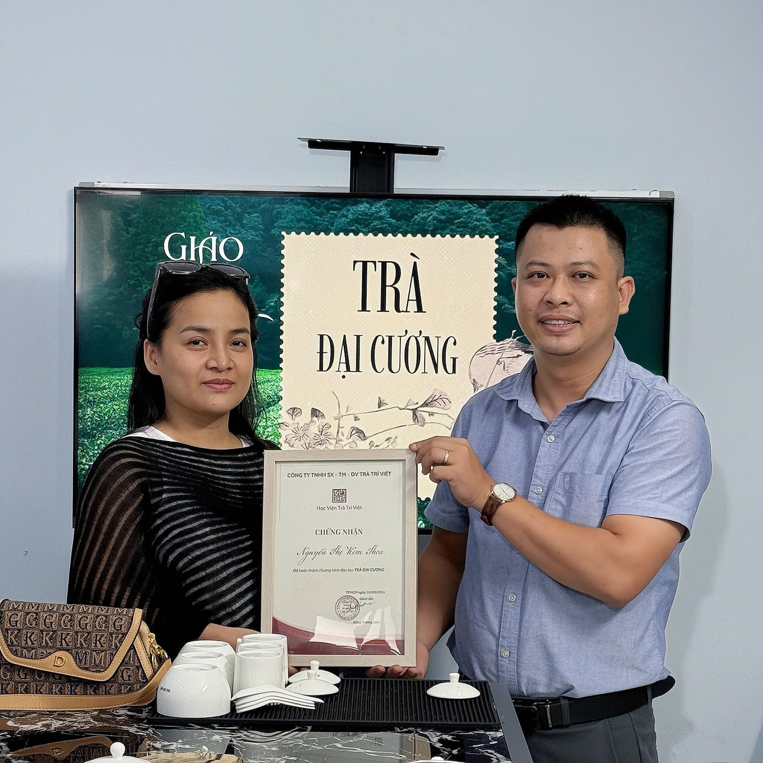 Trao giấy chứng nhận hoàn thành khóa học cho học viên